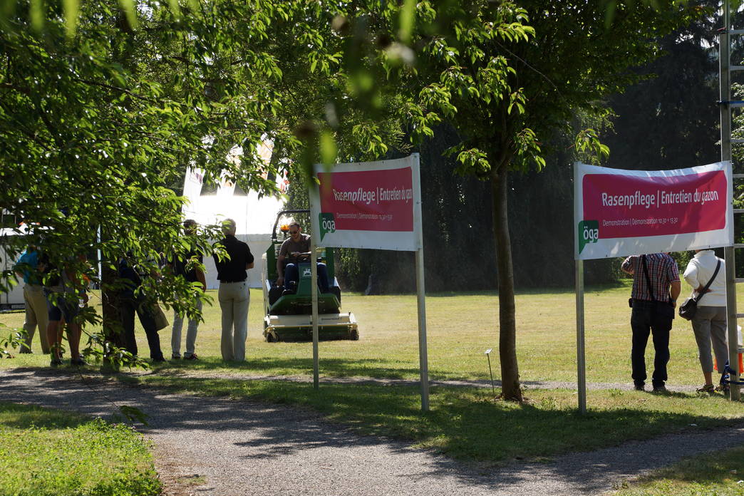 Zoom: Demonstration Rasen- und Grünflächenpflegemaschinen