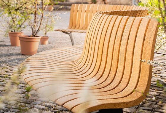 Einfach königlich: Die Freiform Sitzbank HARMONICA im Park des Schloss Lenzburg