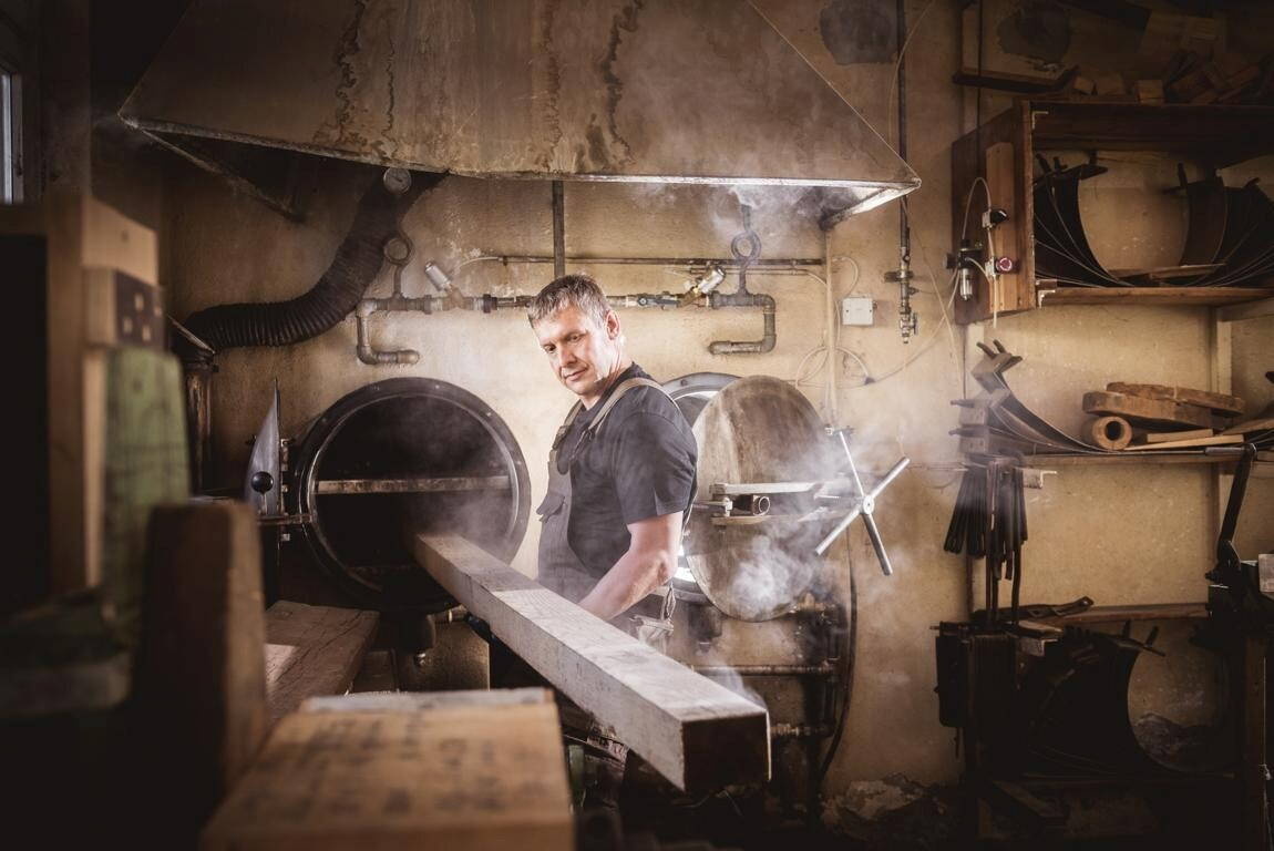 Wir biegen Schweizer Massivholz mit Dampf in die gewünschten Formen und Radien