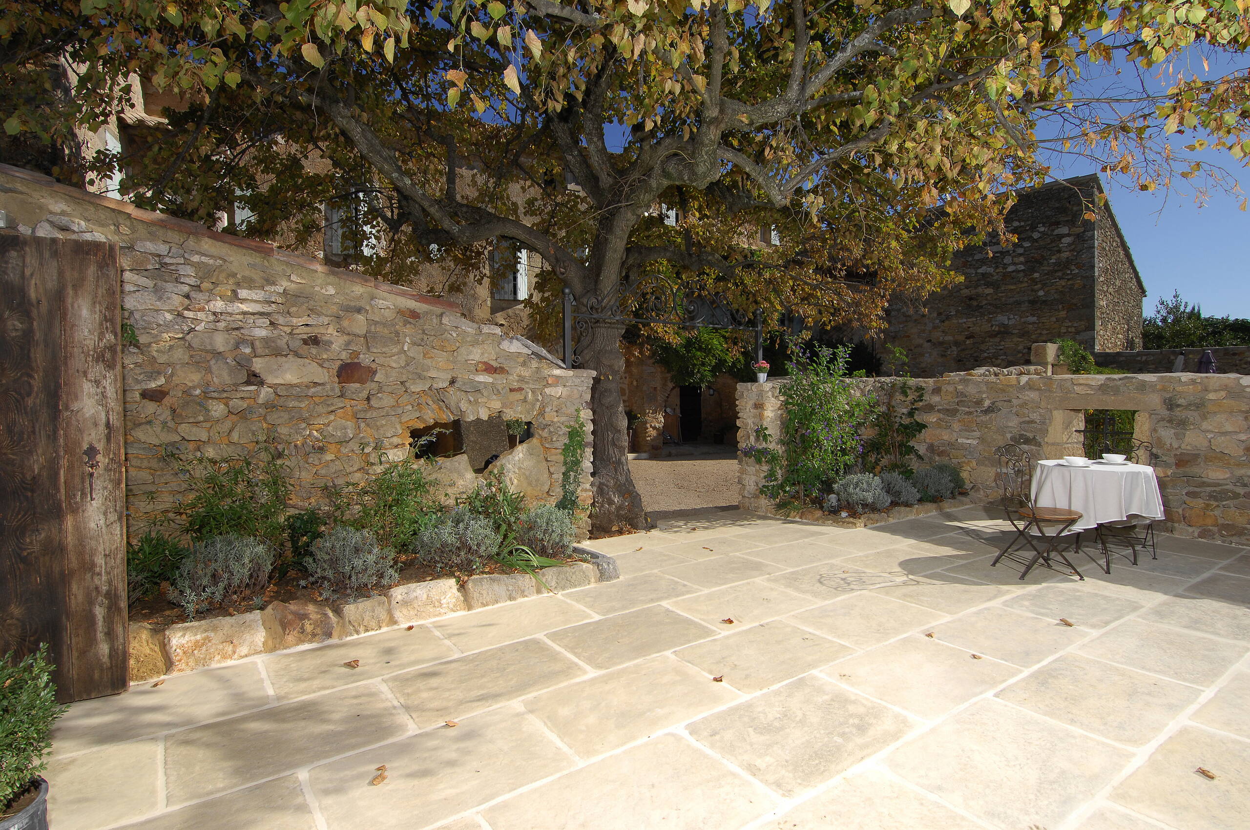 modele_bastide_teinte_pierre_avec_patine_-_terrasse_30_rouviere_collection.jpg